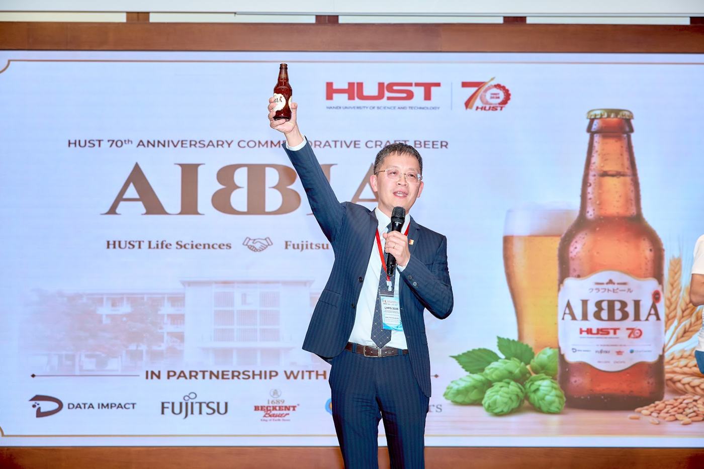 Toast with the HUST 70th anniversary AI beer at the gala dinner