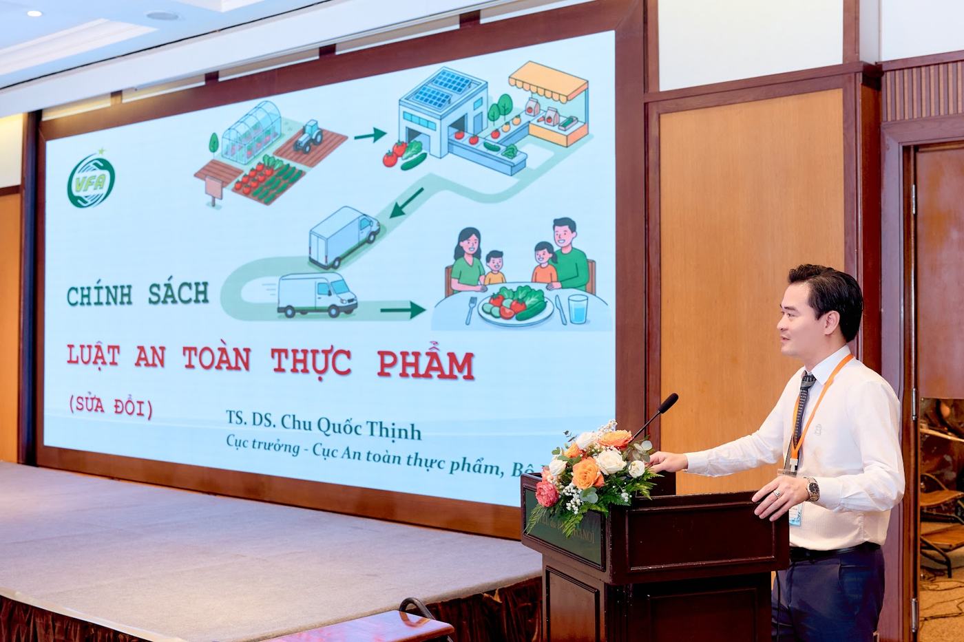 Dr. Chu Quoc Thinh presenting new food safety policies